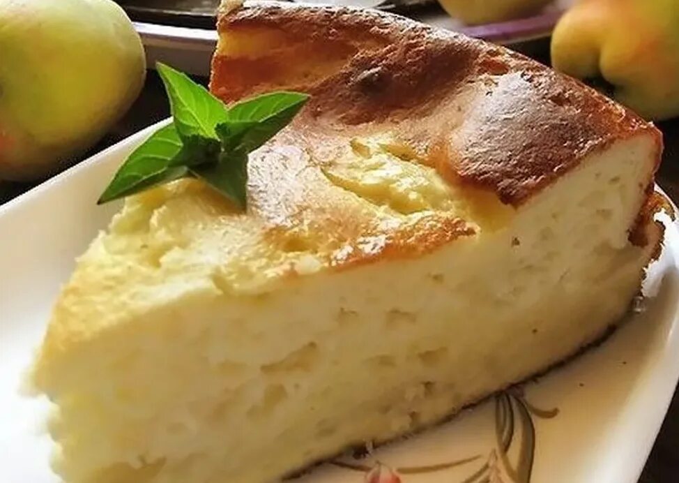 Шарлотка с творогом и яблоками в духовке. Шарлотка с творогом и яблоками. Шарлотка с творогом. Пирог с творогом и яблоками. Выпечка из сметаны и творога в духовке