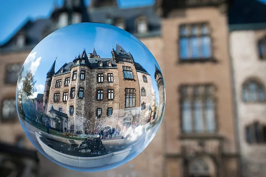 Замок на шаре. Замок в шаре. Башня с шаром. Город в стеклянном шаре. Стеклянный шар с замком.