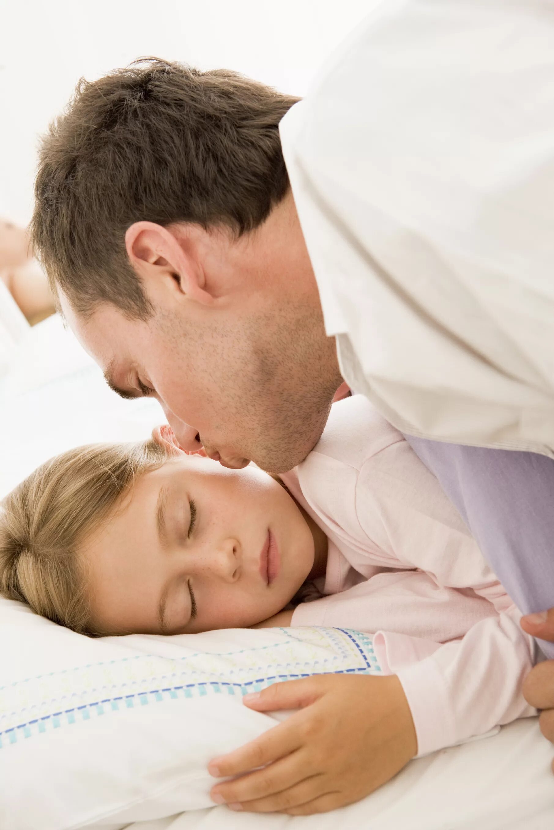 Father sleep daughter. С папами в кровати. Сон про папу. Девочка с папой в постели.