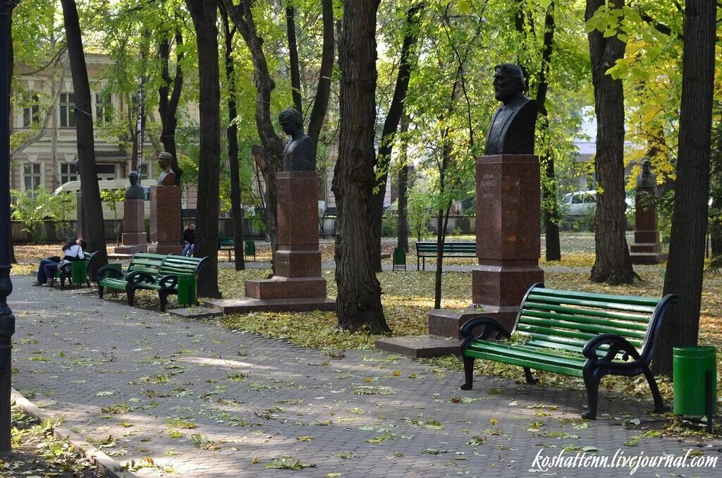 Парки кишинева. Аллея классиков Кишинёв. Аллея классиков Кишинёв бюсты. Парк Штефан чел Маре аллея классиков. Молдова аллея классиков.