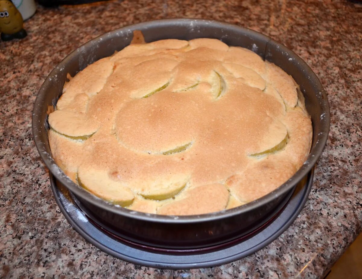 прямоугольной формы яблочный пирог. пирог на противне. шарлотка в духовке. шарлотка приготовленная в стеклянной форме. шарлотка на протвине в духовке.