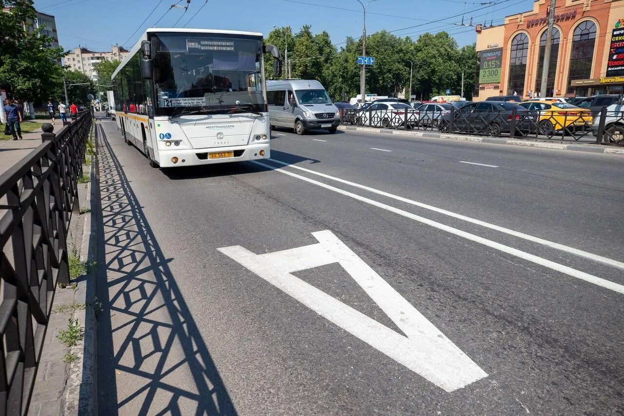 Выделенная автобусная полоса. Выделенная полоса для общественного. Полоса для общественного транспорта. Полоса для автобусов. Выделенная полоса для автобусов.