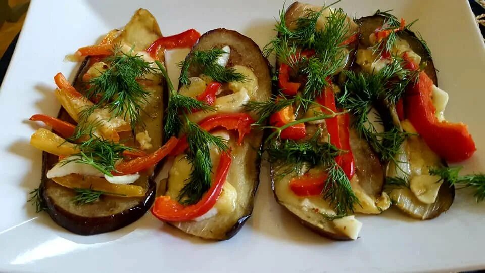 Баклажаны с перцем и чесноком закуска. Язычки из баклажанов с чесноком. язычки из баклажанов с чесноком и помидорами. перцы и баклажаны. закуска из баклажан с перцем и сыром.