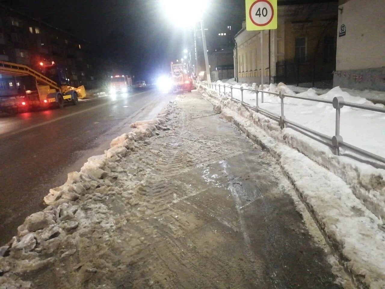 Подслушано александров владимирская. Очистка дорог от снега. Снег на улице. Ночь снег дорога.