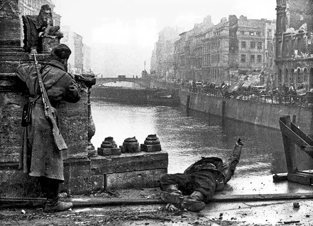 Берлин Шпрее 1945. Река Шпрее в Берлине 1945. Мост Мольтке Берлин 1945.