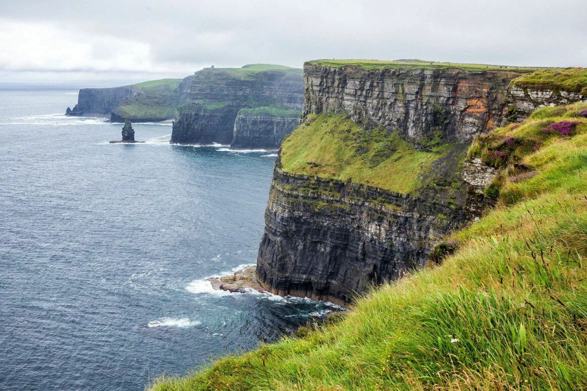Клиф какого. Cliffs of Moher Ирландия. Ирландия клифы мохер. Скалы мохер, графство Клэр, Ирландия. Скала Клиф.