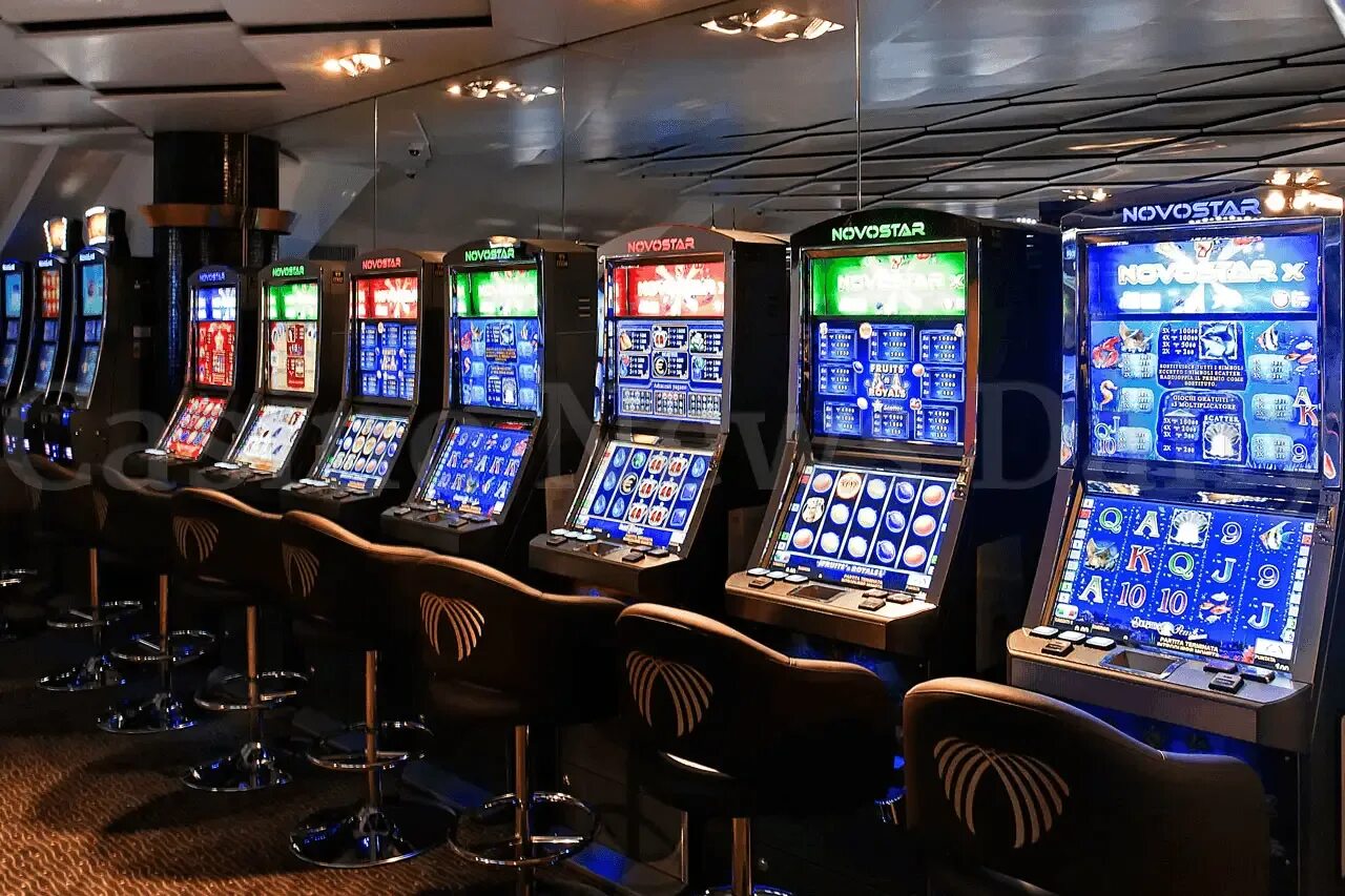 Топ игровых автоматов 2024. Автомат казино. Зал игровых автоматов. Игровые аппараты. Игровой зал автоматы казино.
