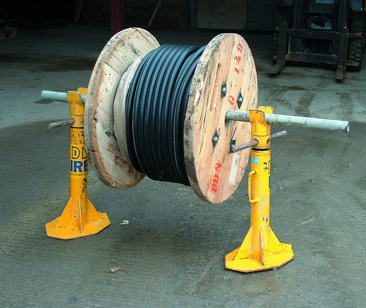 Srk90/110 кабельный барабан. Кабельный барабан 6300 типа. Катушка для разматывания кабеля 100 метров. Моталка для кабельного барабаны 800 мм.