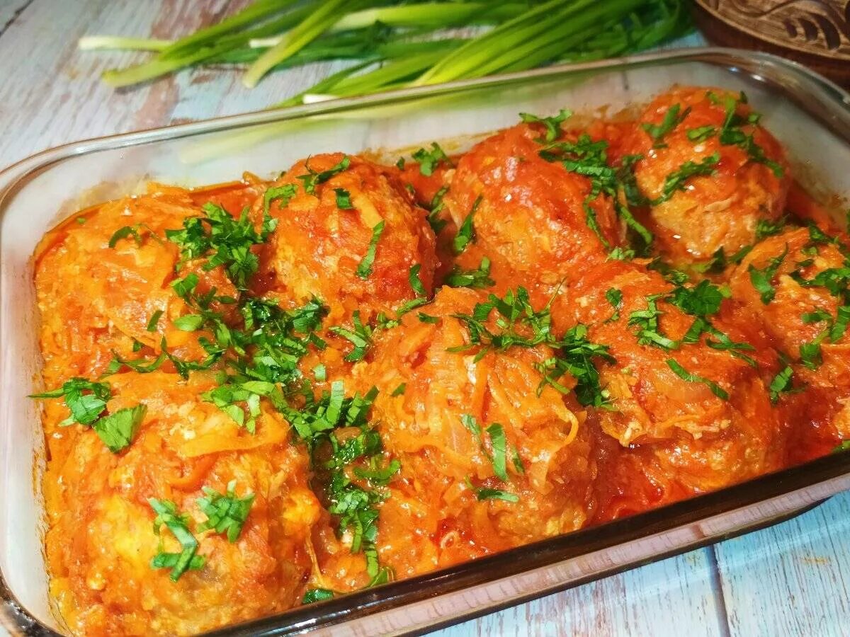 Голубцы на сковороде. Голубцы полуфабрикаты. Завернутые голубцы в капустные листья. Голубцы фото. Как готовить голубцы полуфабрикаты.