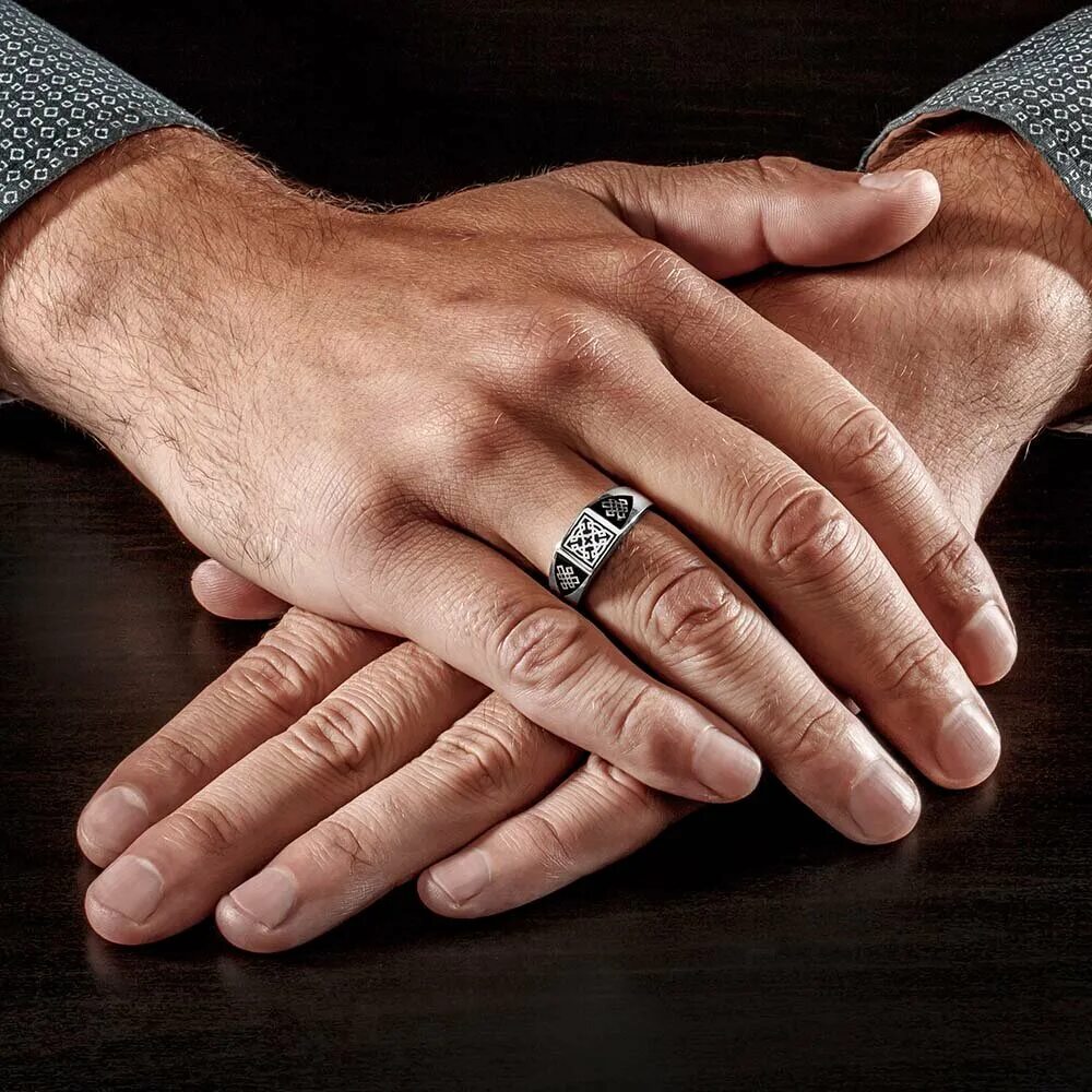 На какой руке носить кольцо мужчине женатому. Перстень. Мужские обручальные кольца на руке. Кольцо на палец мужское. Мужское обручальное кольцо на пальце.
