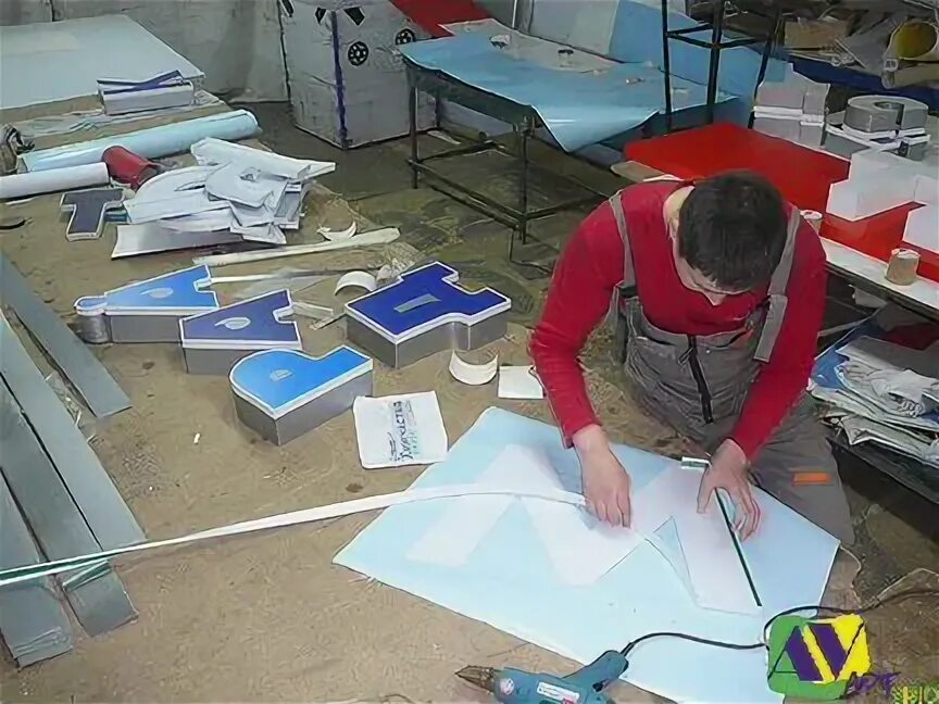 Кто такой макетчик. Макетчик наружной рекламы. сборщик наружной рекламы. макетчик. изготовитель наружной рекламы. сборщик монтажник наружной рекламы.