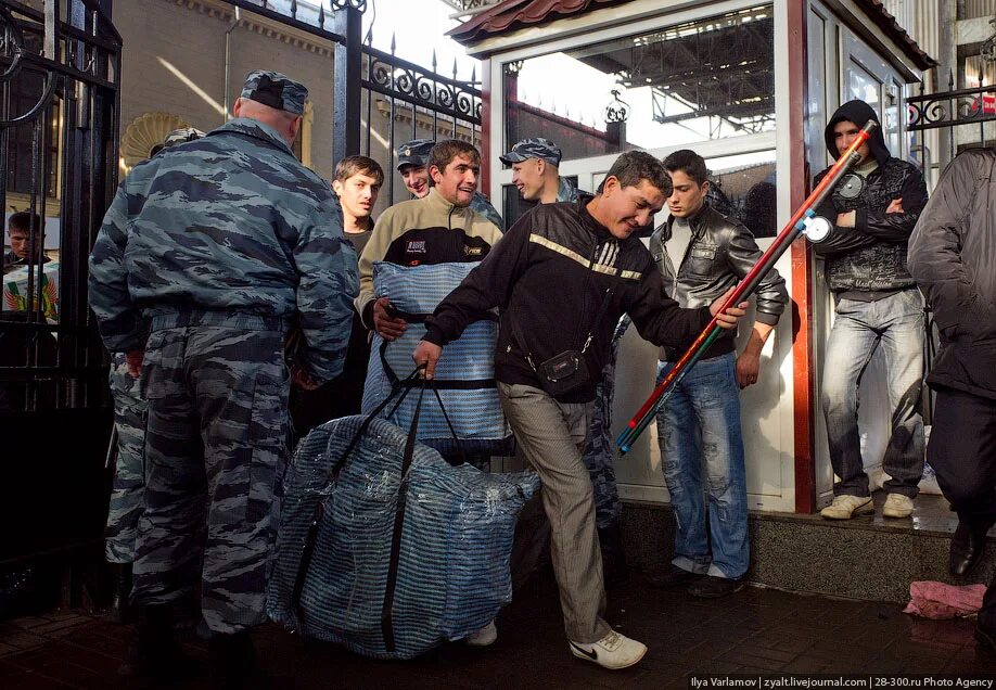 Душанбе метро. Душанбе Варламов. Москва Душанбе. ОМОН И гастарбайтеры. Поезд Москва Душанбе.