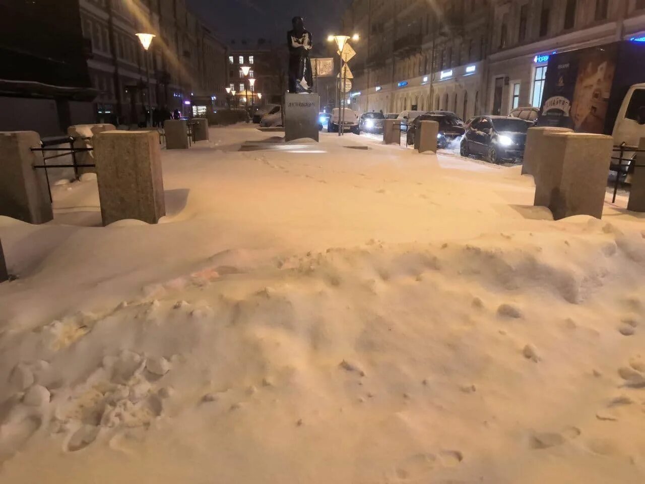 Снег в Питере. Сугробы в городе. Сугробы в Москве зимой. Много снега в Москве.