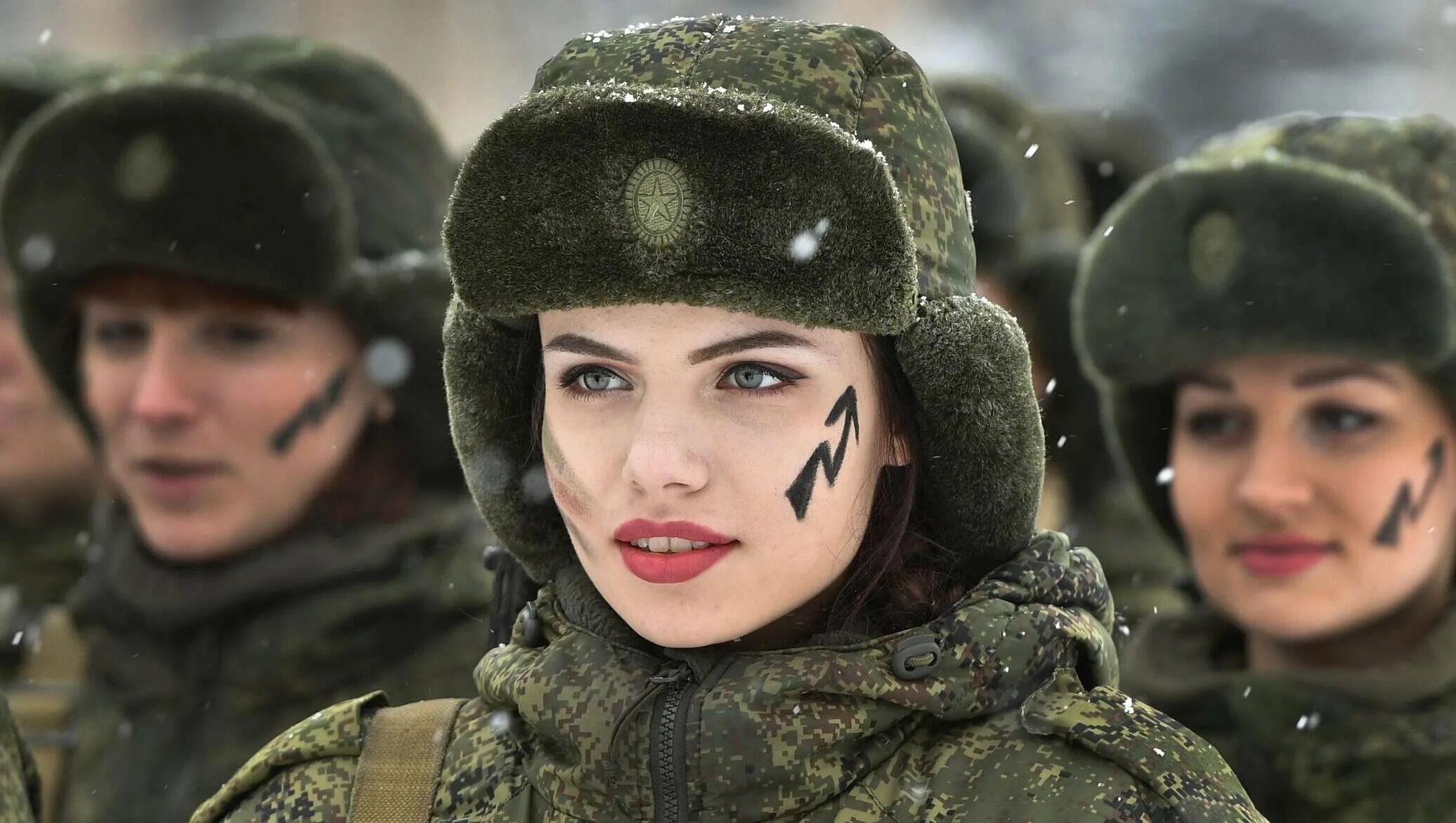 Девушки военнослужащие. Женщина солдат. Российские девушки военные. Женщины в современной армии. Армейская женщина