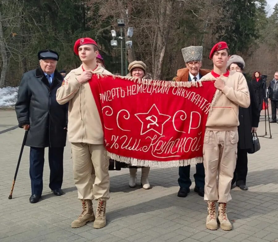 Украсть флаг. Знамя партизанского отряда. Флаг партизанского отряда. Штандарты партизанских отрядов. Партизанское Знамя Брянск.