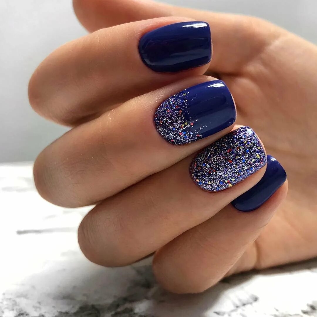 Дизайн ногтей с блестками 2023. Синий маникюр. Маникюр с блестками. Ногти синие с блестками. Синий маникюр на короткие ногти.