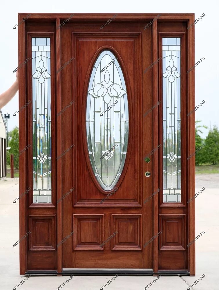 деревянная входная дверь со стеклопакетом. витражные двери акфа. двери наружные деревянные. входная дверь в дом. парадная дверь со стеклом.