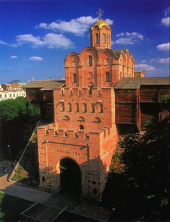 Какие памятники были в 11 веке. Золотые ворота в Киеве 11 век. Золотые ворота в Киеве 1037 г.