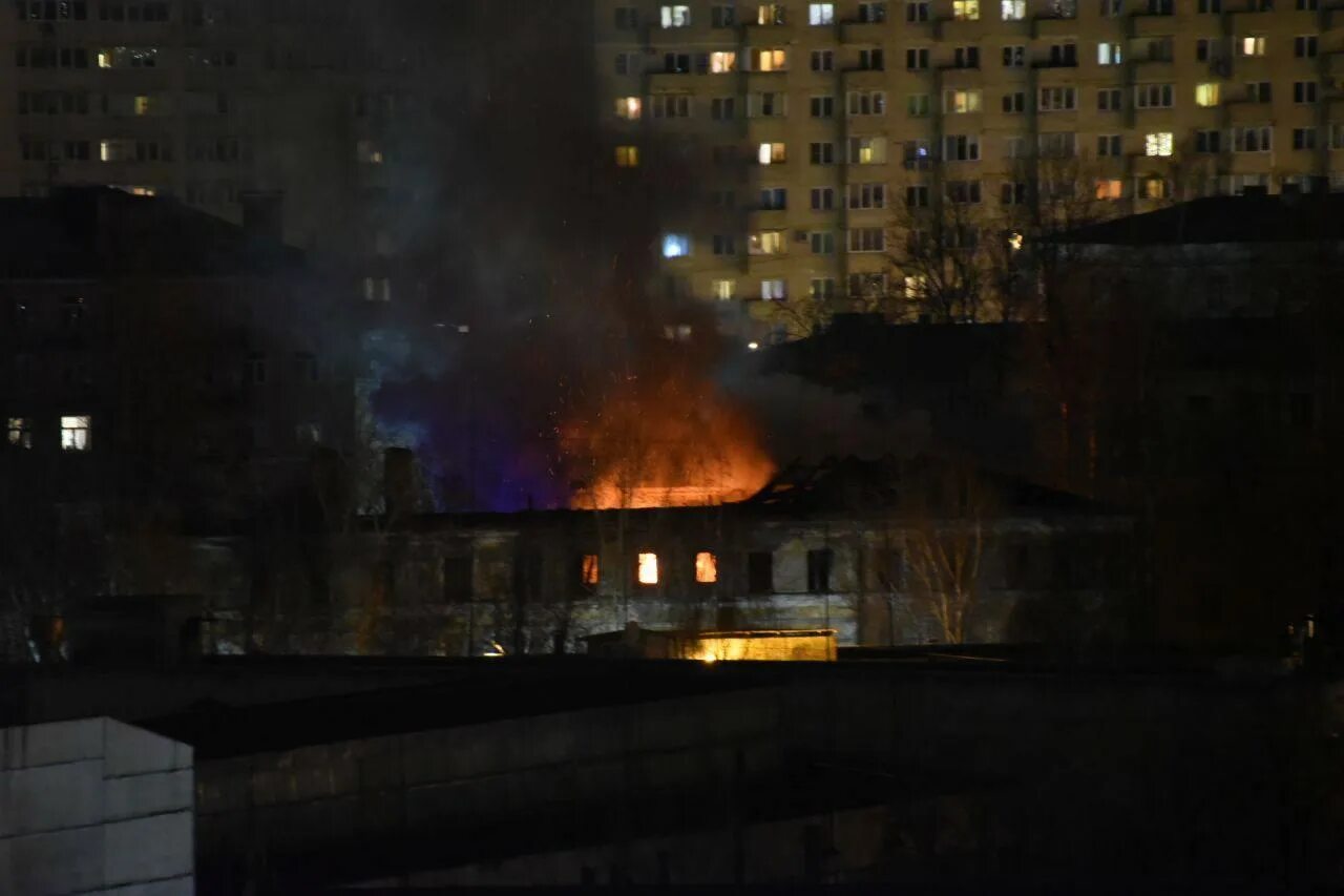 Горят три дома в москве. Горящее здание. Пожар в здании. Пожар фото. Пожар ночью.