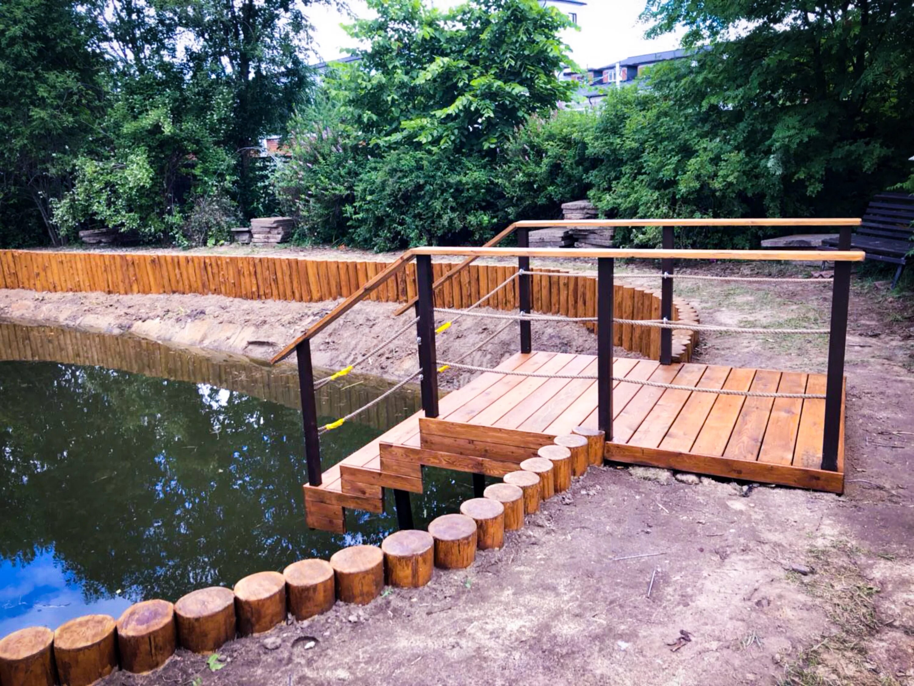 Берег укрепленный лиственницей. Шпунт ларсена берег. Берегоукрепление из лиственницы. Берегоукрепление москва. Берегоукрепление набережной габионами.