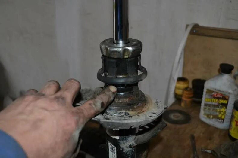 Стойки гольф 4. Переборка стоек амортизаторов. Стойка для ремонта стоек амортизатора. Ремонт передних амортизаторов. Ремкомплект стоек ваз 2109.