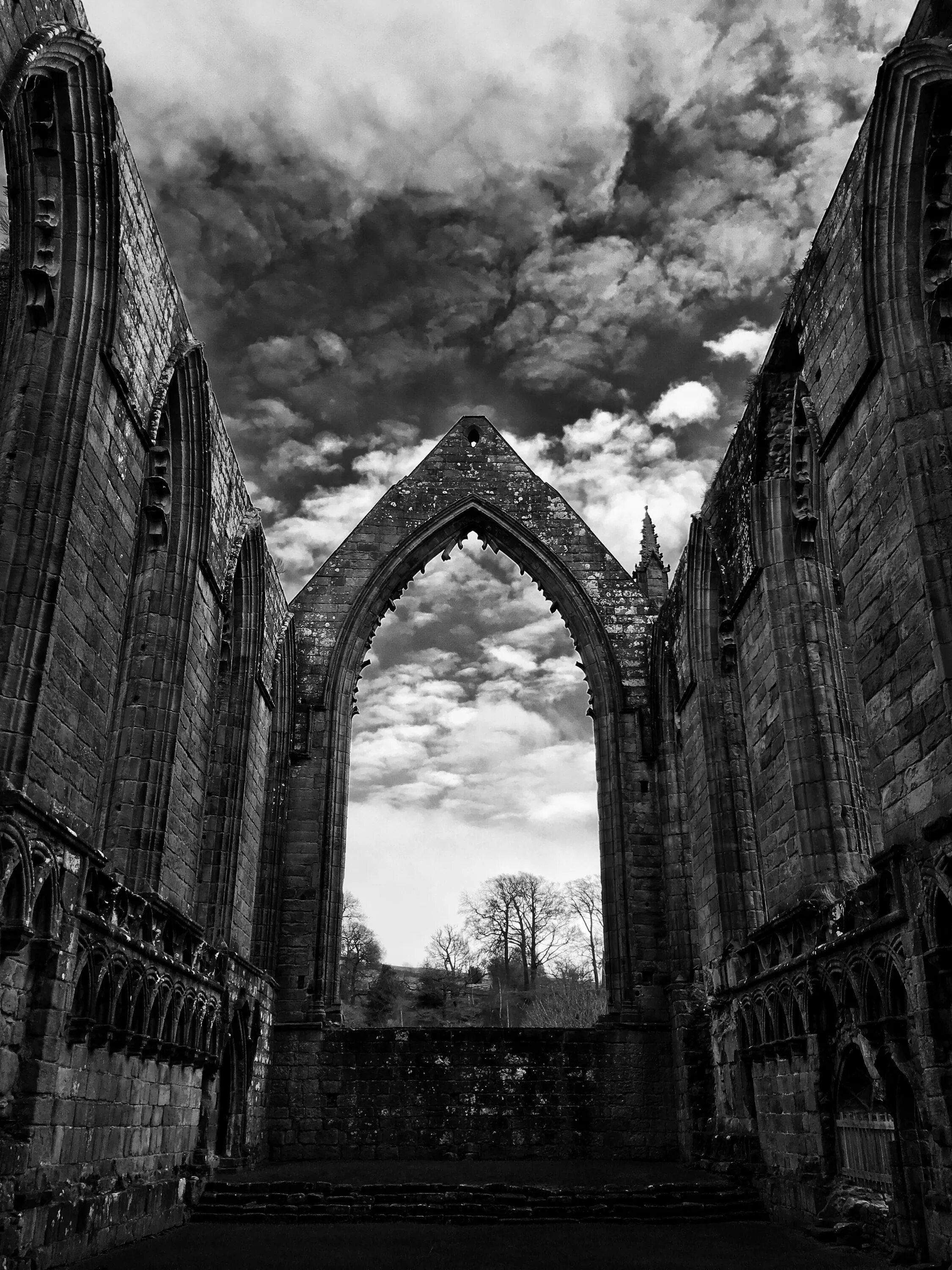 Готическое мрачное. Готика архитектура руины. Киркстальское аббатство. Руины готического собора.