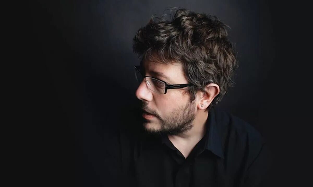 лицо артемия. артем ткаченко. артемий лебедев серьга. артемий лебедев. гленн бейл 2023.