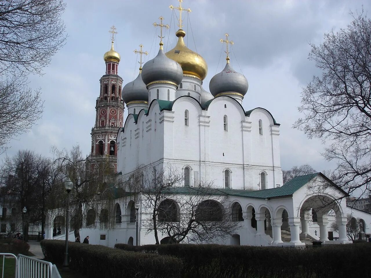 Смоленском соборе новодевичьего монастыря. Смоленский собор новодевичьего монастр. смоленский собор новодевичьего монастыря в москве. смоленский собор новодевичьего монастыря 16 век. новодевичий монастырь (1525 г.)..