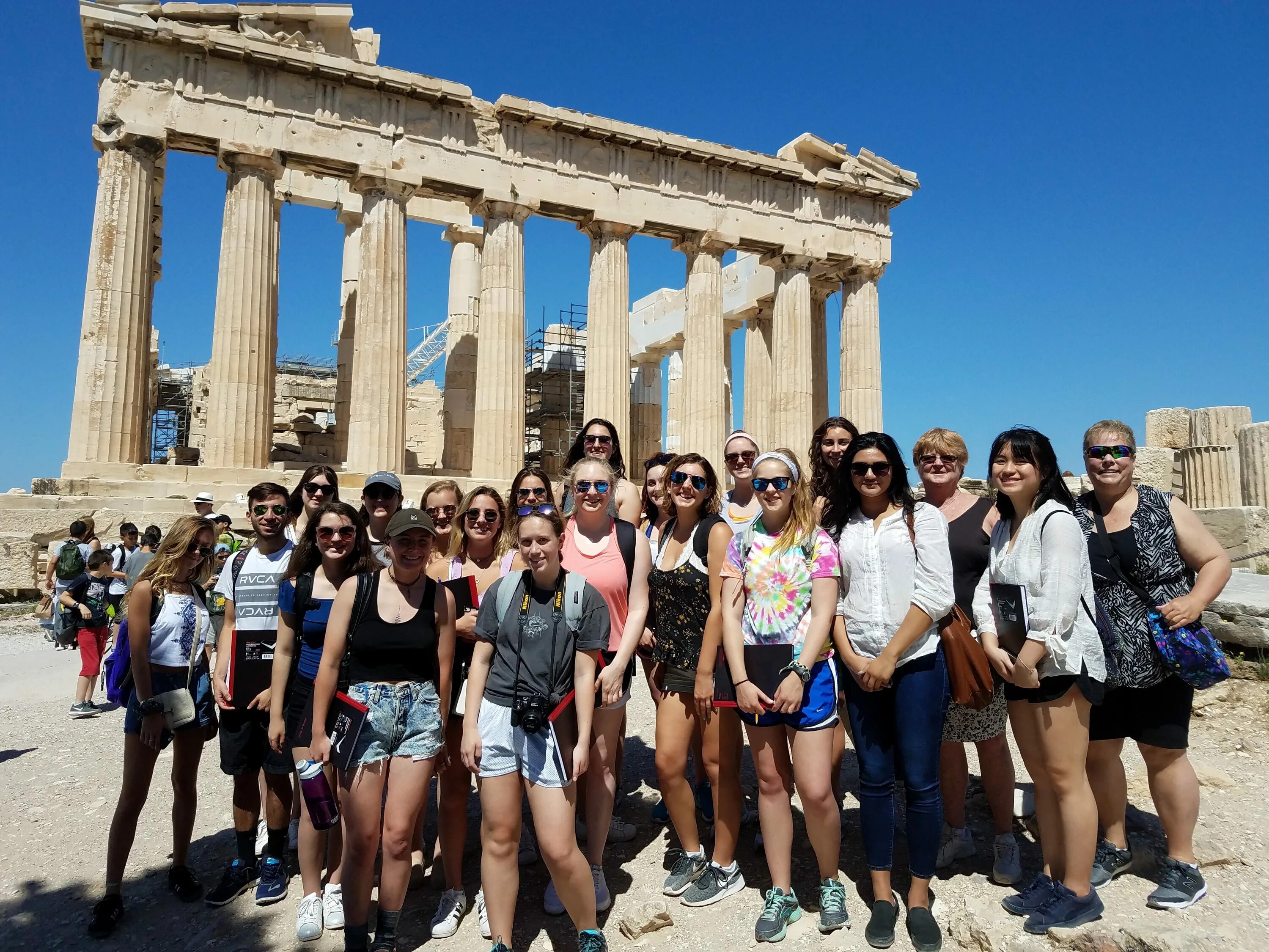Какой греческий людям. Греция Афины 2022. Костопулу Афины Греция. Греция Афины Пеласгикон. Студенты Греции.
