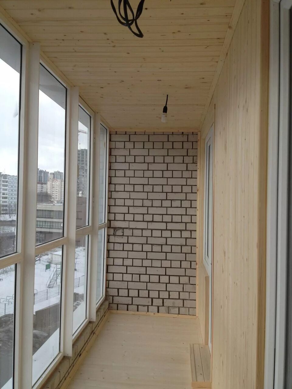 Обшивка балкона. Крыши уфы. Обшивка уфа. Обшивка уфа. Отделка балкона евровагонкой.