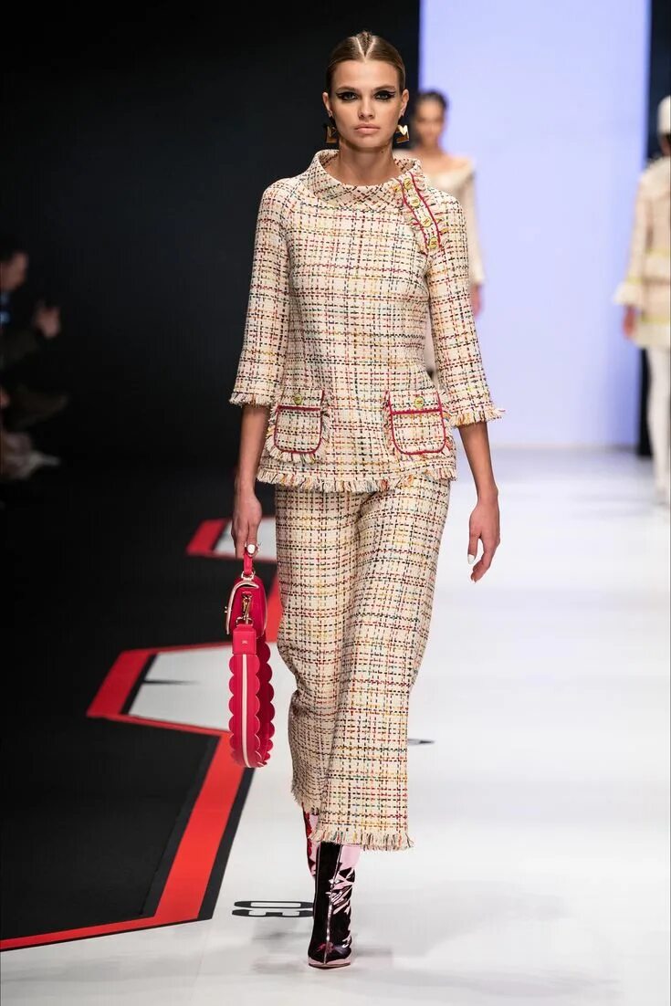 Новинки женской моды Новая коллекция Prada: серьги-ракушки, сумки-корзинки и отсылки к Уэсу Андерсону
