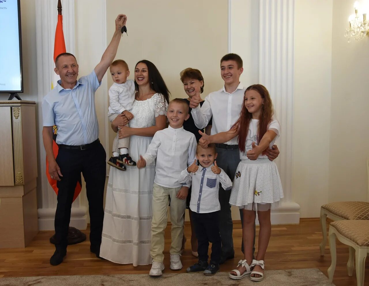 Многодетная семья ржд. Многодетная семья. вручение автомобилей многодетным. многодетные семьи курск. многодетная семья курской области.