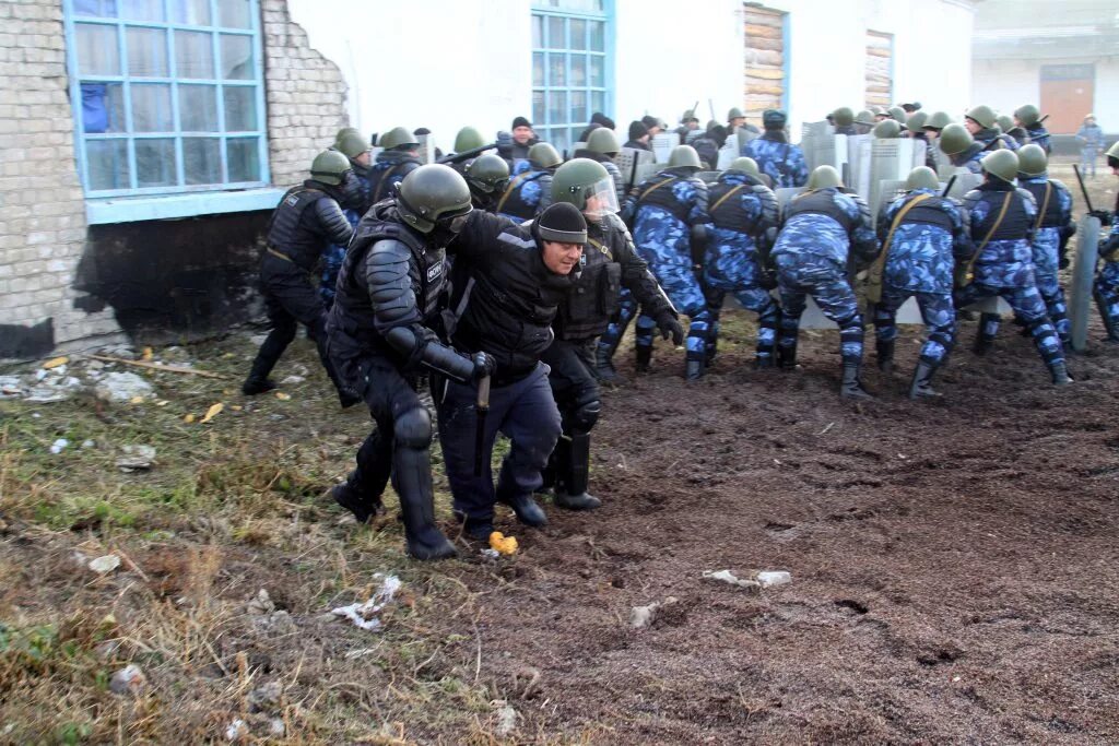 Нападение в колонии. Массовые беспорядки ФСИН. Спецназ ФСИН конвой. Спецназ ФСИН России в колонии. Спецназ ФСИН ЗУБР школа.