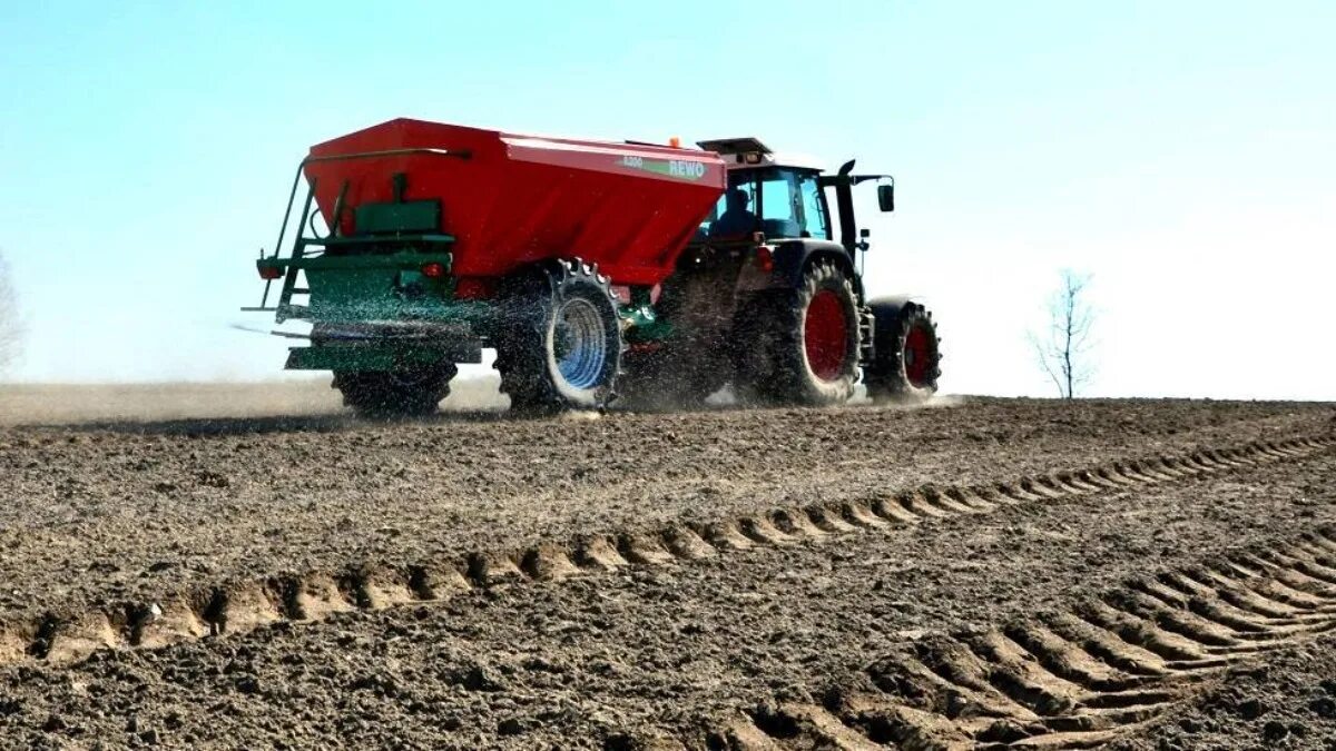 Мтз 1523 разбрасывание удобрения. Разбрасыватель удобрений ростсельмаш. Разбрасыватель удобрений для трактора. Внесение миниральныхудобрений. Внесение минеральных удобрений.