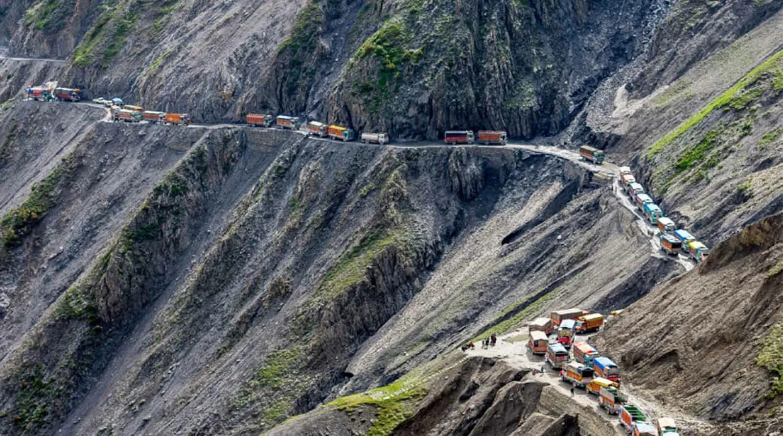 Каракорумское шоссе опасная дорога. Опасные дорожные места. Каракорумское шоссе пакистан китай. Самые опасные трассы. Автомобильный тоннель сен готард.