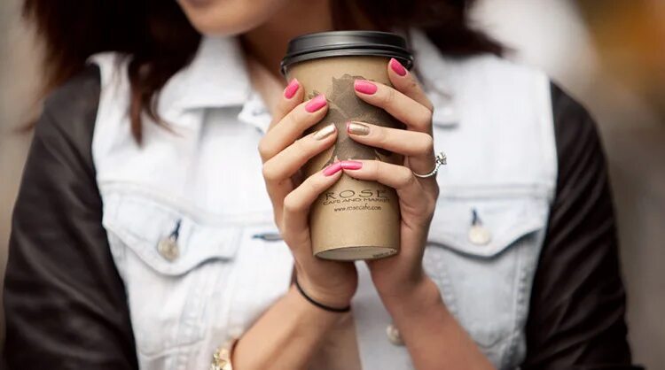 кофе в дорогу картинки. кава блоггер. пить кофе. вкусный кофе. молодой человек с кофе.