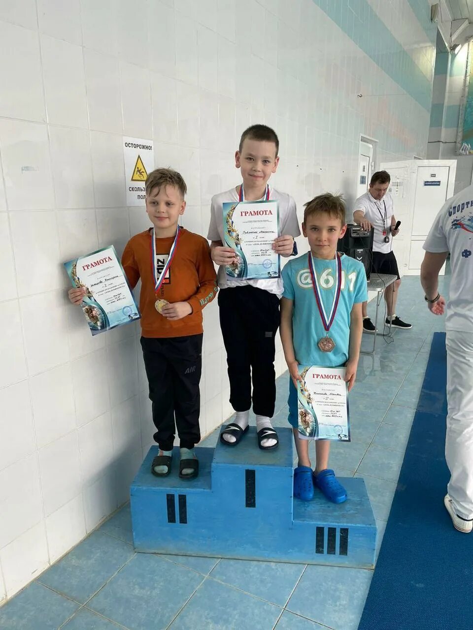 Плавание юноши. Дельфинист плавание. Соревнования по плаванию. Дельфинисты. Дельфинист плавание.