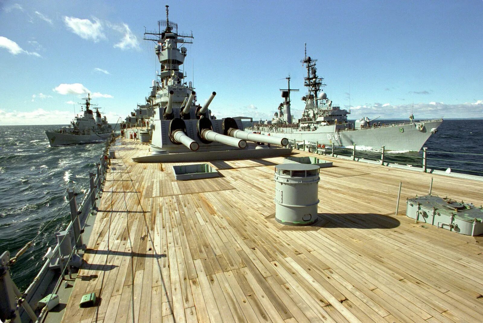 Палуба военного корабля. Линкор Айова. USS Iowa BB-61. Iowa линкор. Линкор USS Iowa (BB-61).