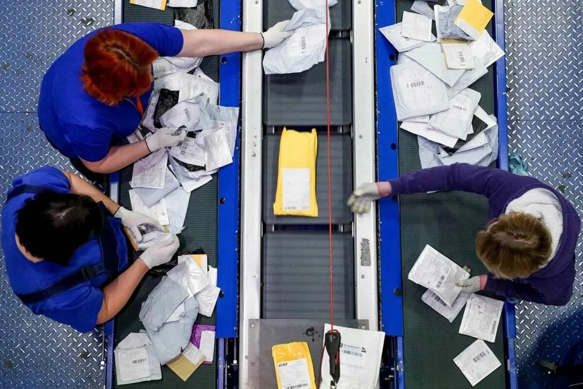 Зал сортировки почтовых отправлений. Посылка почта россии. Сортировщик почты. Почтальон почта. Работники почты для детей.