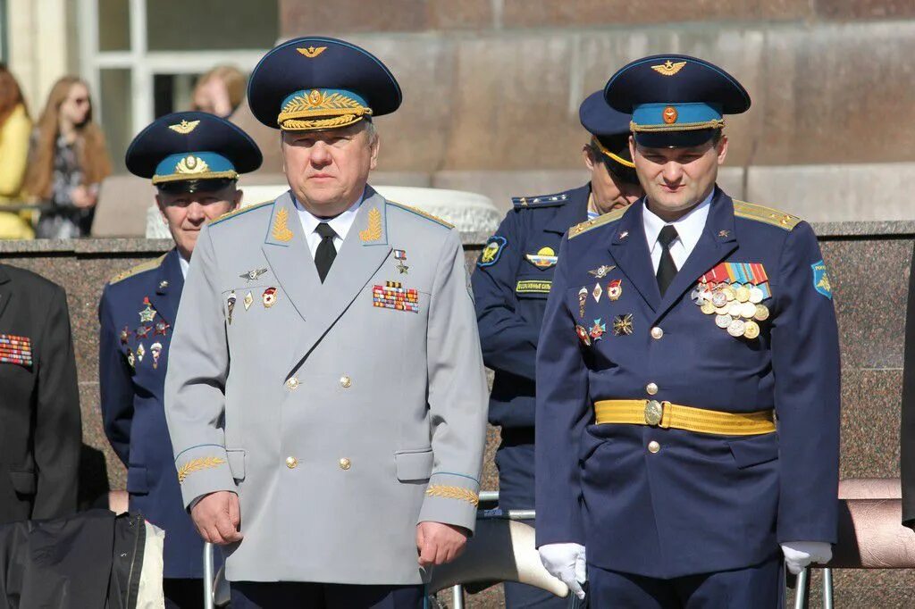 Командиры воздушно десантных дивизий. Гвардии полковник владимир селивёрстов. Командир 106 дивизии вдв тонких. Командиры воздушно десантных дивизий. Командир 98 дивизии вдв иваново.
