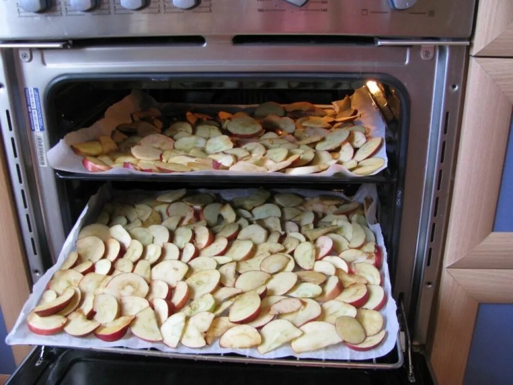 Сколько минут держать в духовке. Сушка яблок в духовке. Сушка яблок в духовке с конвекцией. Сушка яблок в духовке электрической. Сушилка для духовки.