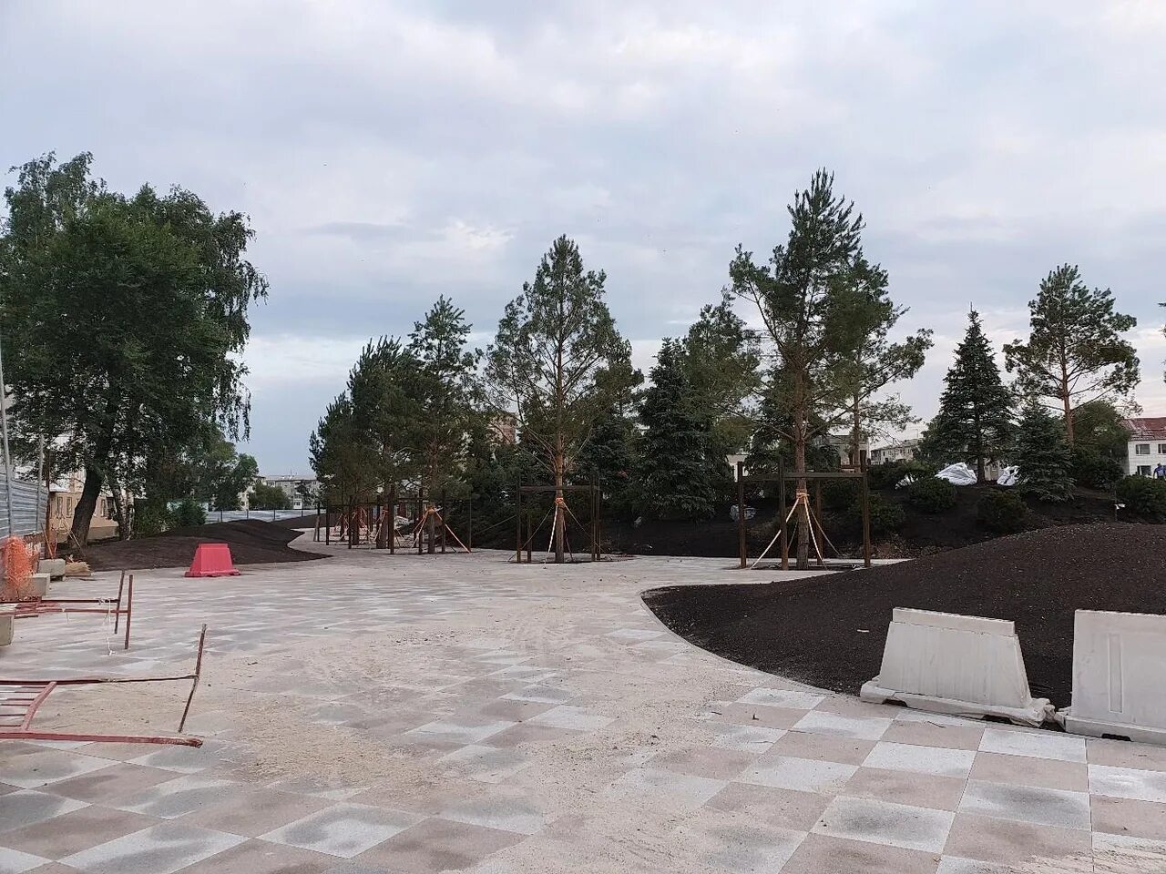 Что сейчас находится на месте зимней вишни. Парк ангелов кемерово зимняя вишня. парк зимняя вишня кемерово. зимняя вишня кемерово сейчас сквер. сквер зимняя вишня кемерово.