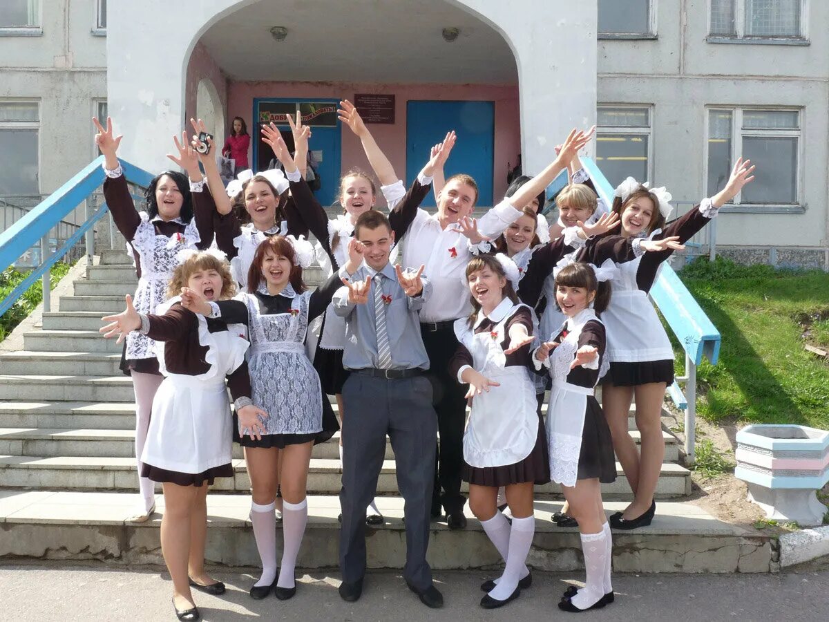 Линейка выпускной у школы 4 класс. Последний звонок 4 класс. Презентация на выпускной. Последний класс 4. Последний звонок в классе 4 класс.