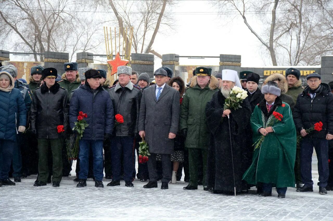 Возложение цветов 23 февраля. Возложение гвоздик 23 февраля. Оренбург возложение цветов 23. Возложение цветов к памятнику. Оренбургские новости сайт