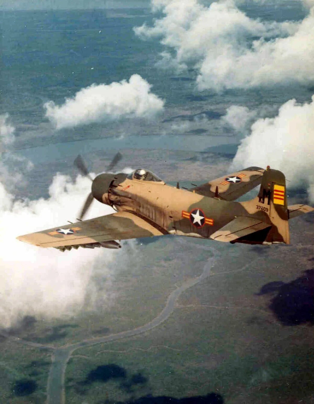 A-1 skyraider vietnam. F4e phantom во вьетнаме. Ввс сша во вьетнаме. Американские самолеты вьетнам. Авиация сша во вьетнаме.