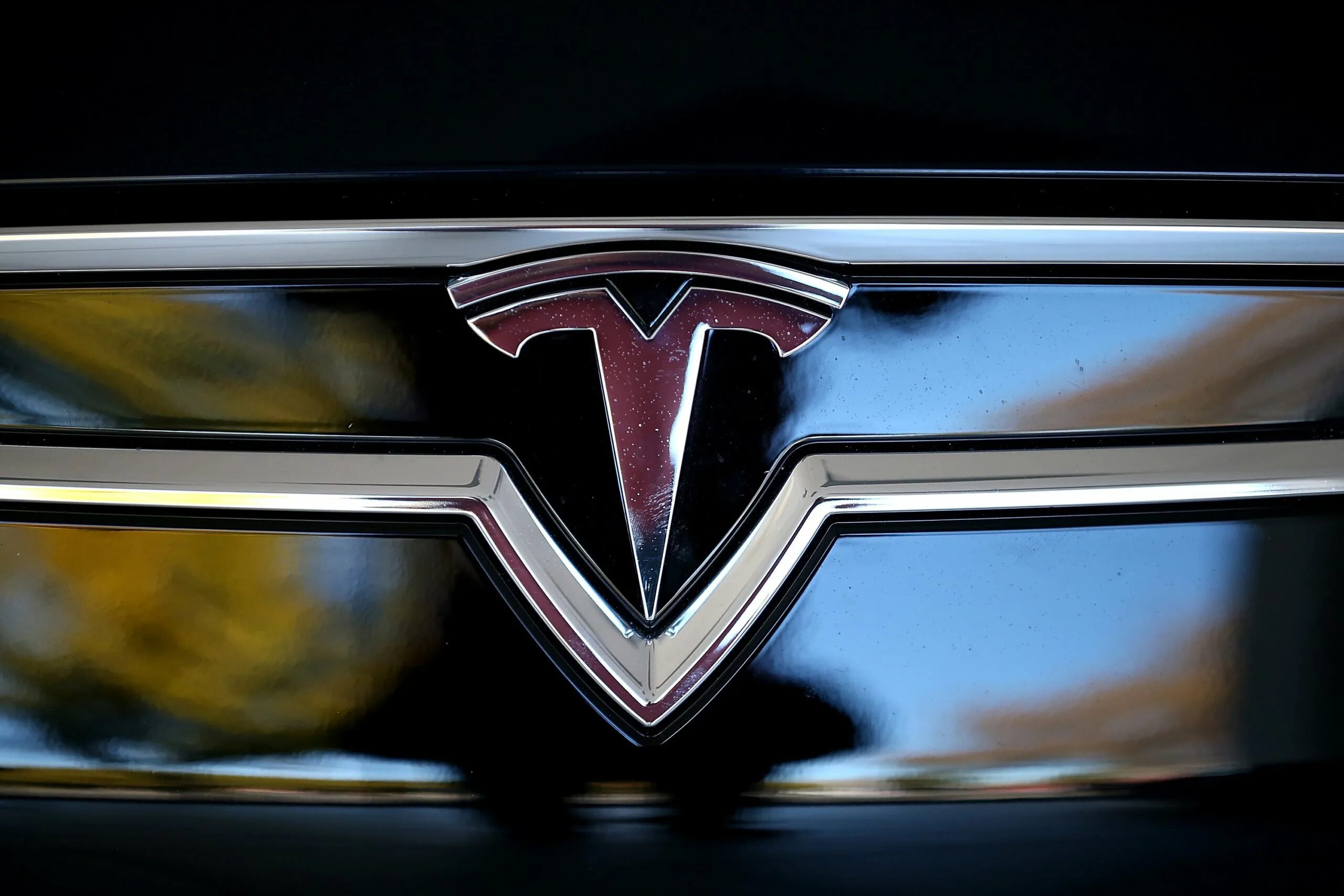 Тесла значок. Знак Тесла автомобиль. Тесла знак на машине. Tesla логотип на машине.