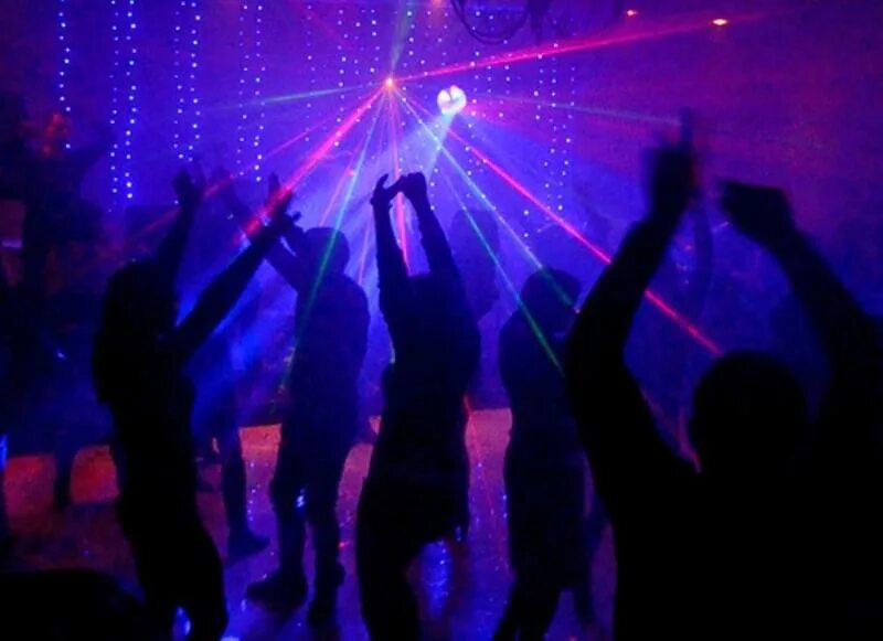 Видео приходи в клуб. Ночная дискотека. Танцпол с людьми. Люди танцуют в клубе. Крутая вечеринка.