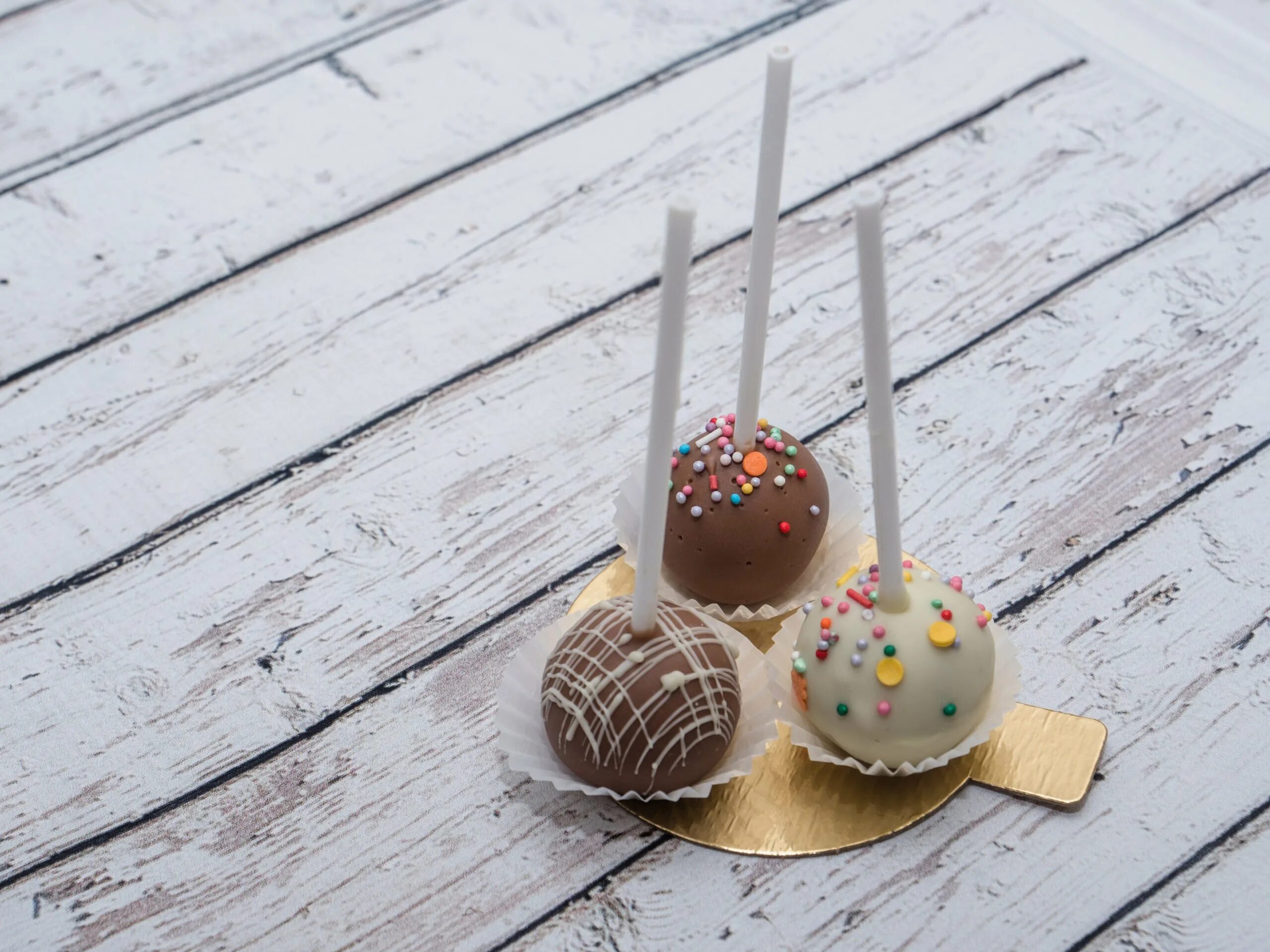 Глазурь для кейк. Кейк попсы. пирожные на палочке cake pops. лепка кейк попсов. торт с кейк попсами.