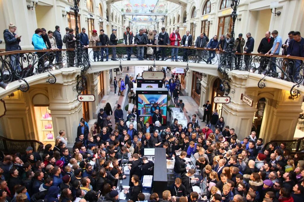 Очередь за айфоном в москве. Очередь мест. Очередь за айфоном в москве. Давка в общественном транспорте. Очередь за apple в москве.