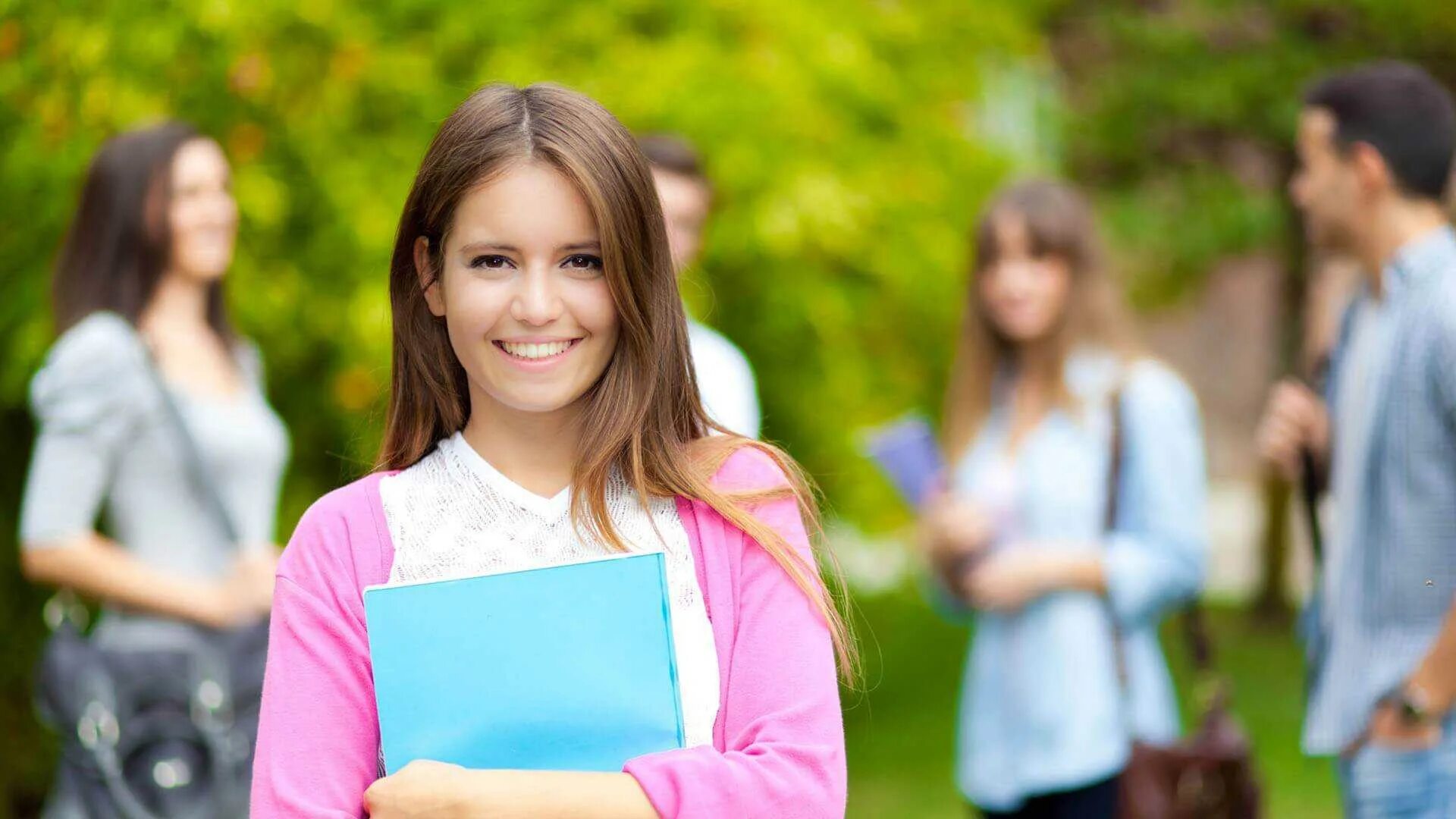 Guldu student. Девушки студентки. Счастливые студенты. Студентка улыбается. Красивый студент.